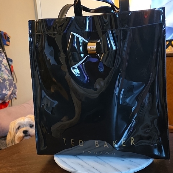 Ted Baker Handbags - Ted Baker Glossy Black Tote with Bow 🖤💝